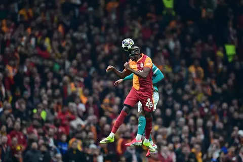 النسر النيجيري يُحلق.. رقم قياسي لفيكتور أوسيمين في دوري أبطال أوروبا